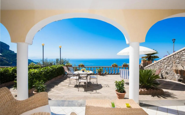 Villa Savina - Elegant Family Villa Overlooks Amalfi Coast -