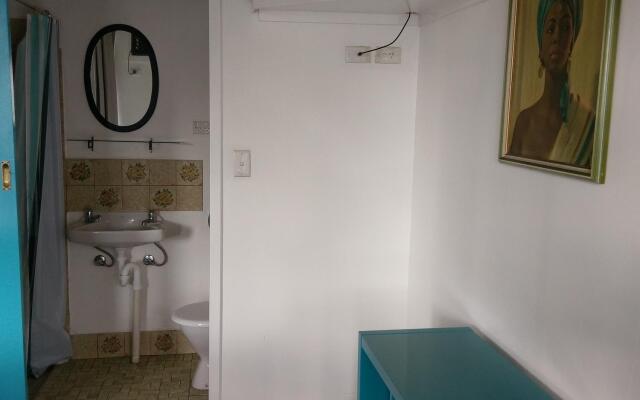 Adelaide Travellers Inn - Hostel