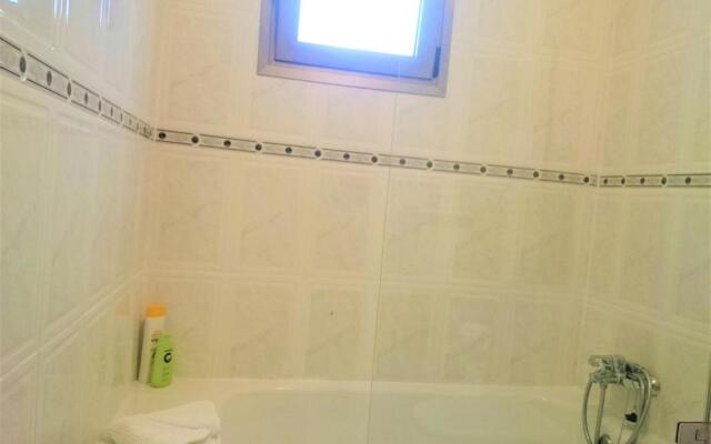 Bright spacious apartment, 2 min walk from beach