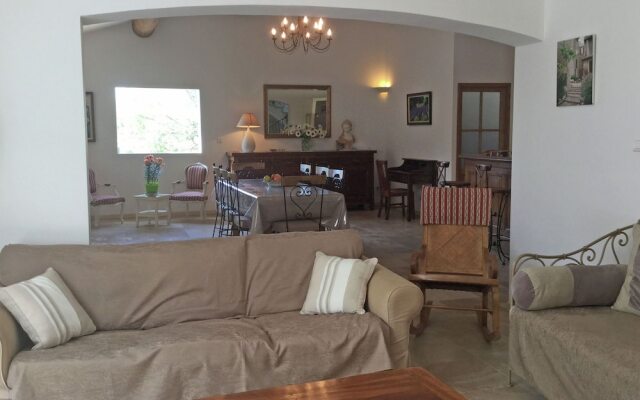Inviting Villa in Saumane-de-vaucluse With Swimming Pool