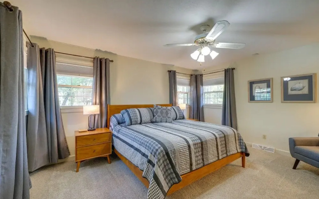 Wilmington Rental ~ 4 Mi to Wrightsville Beach!