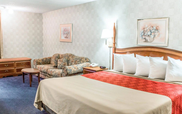 Econo Lodge & Suites