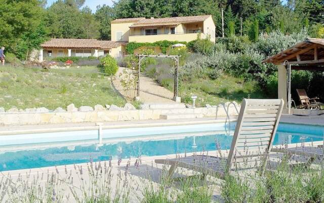Peaceful Villa in Saint-Saturnin-lès-Apt with Swimming Pool