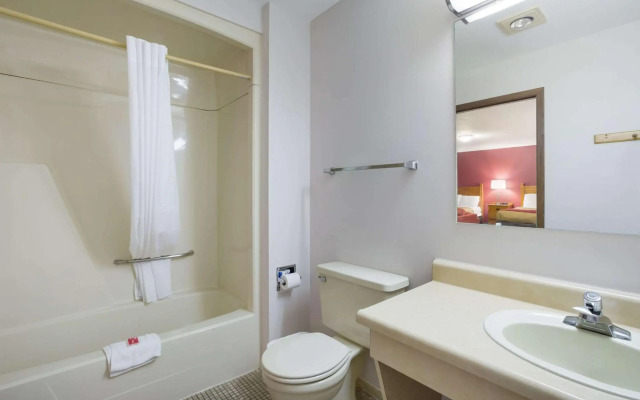 Econo Lodge Inn & Suites
