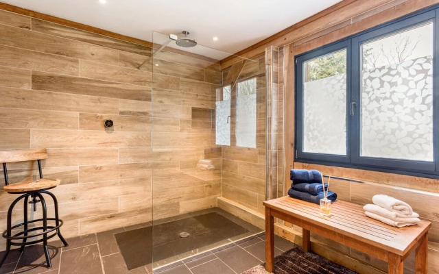 Stunning Lakeside Country Retreat near Cirencester