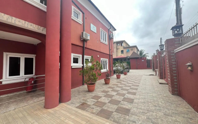 Ice Suites And Apartment