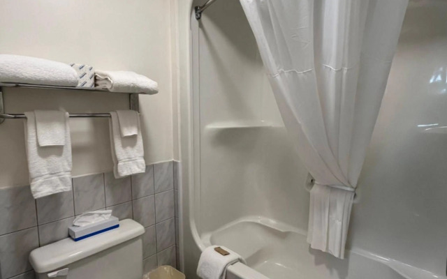 Jolly Roger Inn & Resort