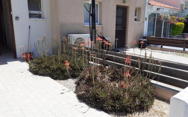 Beautiful 2-bed House in Mandria, Paphos