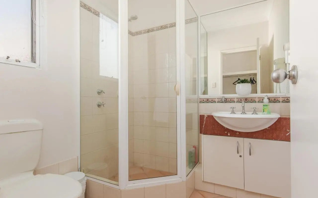 Waters Edge Apartment with Jetty