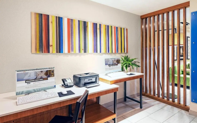 Holiday Inn Express & Suites Junction by IHG