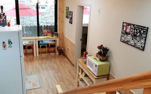 Jeonju Poet And Zzamong Guesthouse