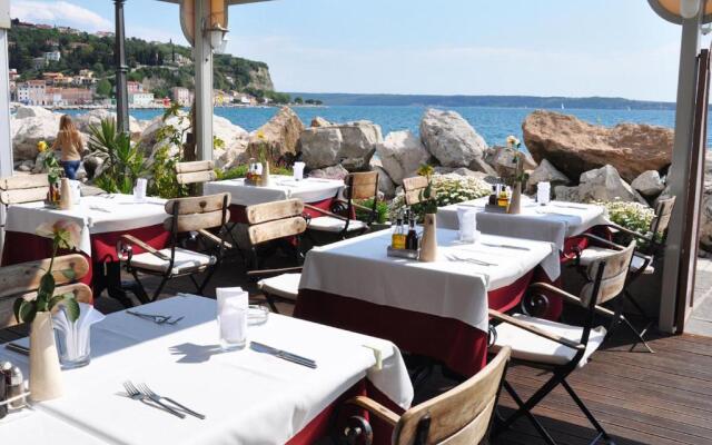 Apartments & Rooms Riva