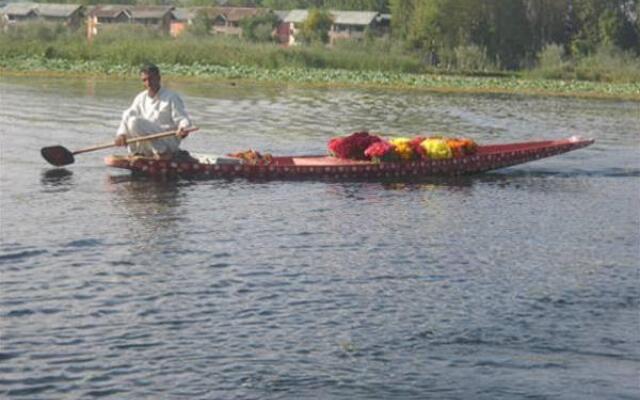 Khilona Group of Houseboats
