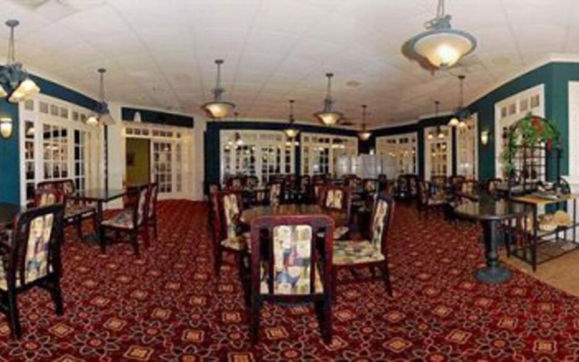 Rodeway Inn & Suites Conference Center