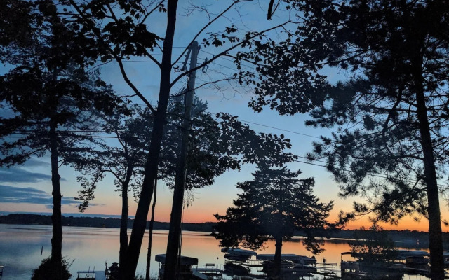 Lake Ripley Lodge w Lake Front Rooms, Grand Porch, Kayaks & Paddleboard