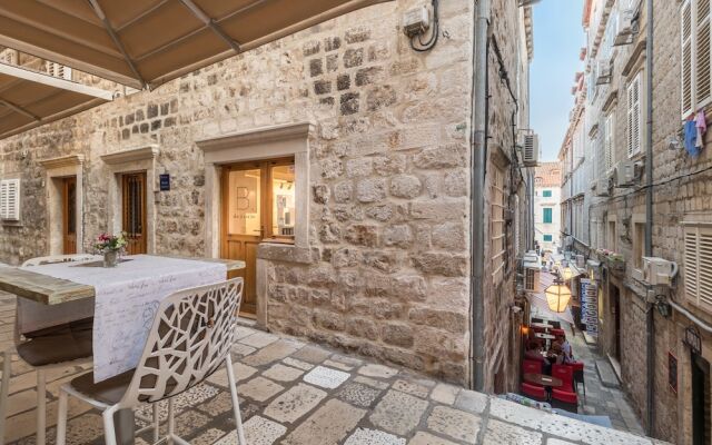 Apartments and rooms Perla