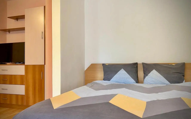 Sunny Central Apartment with TV & Wi-Fi