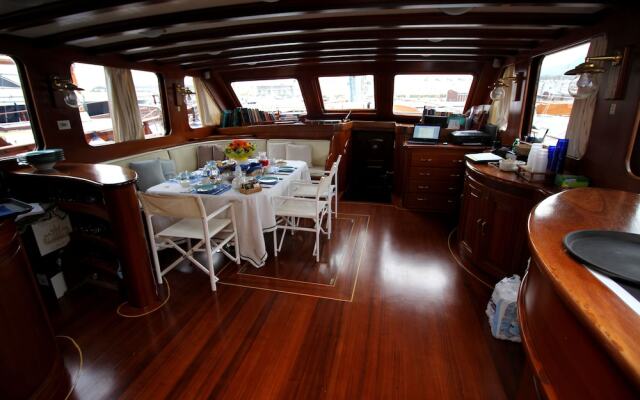 Plaghia Charter Boat & Breakfast