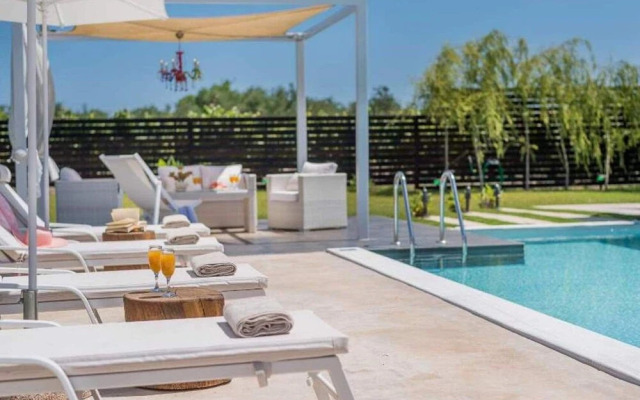 Madini Luxury villa with private Heated pool