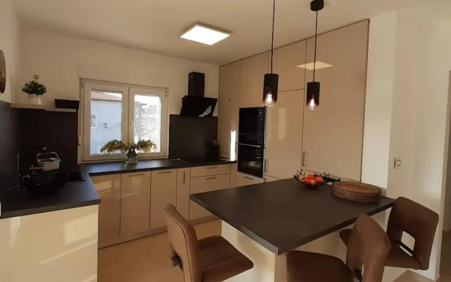 Holiday House emjalemi