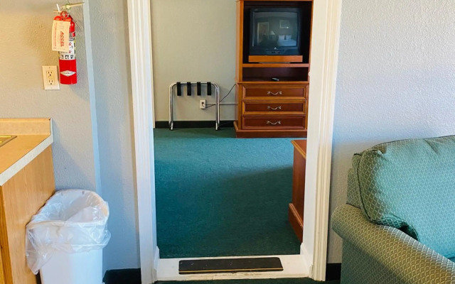 Travelers Place Inn & Suites