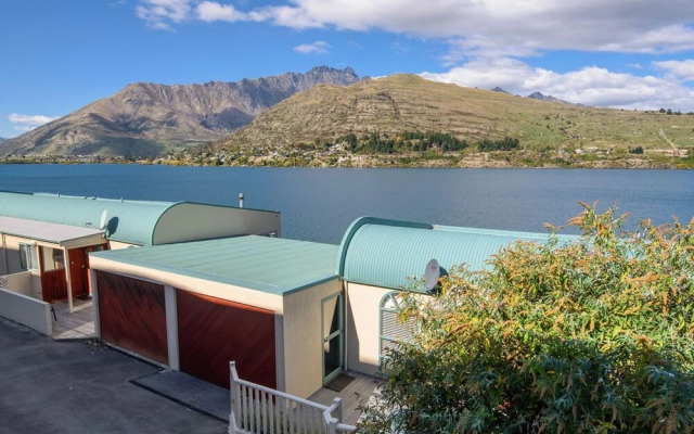Lakefront Living At Remarkables - East
