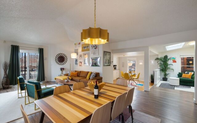 Pine Street Loft –Just steps from Old Town Square!