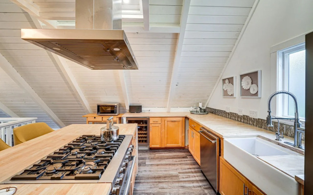 Stylish Bellingham Home w/ Lake + Mountain Views!
