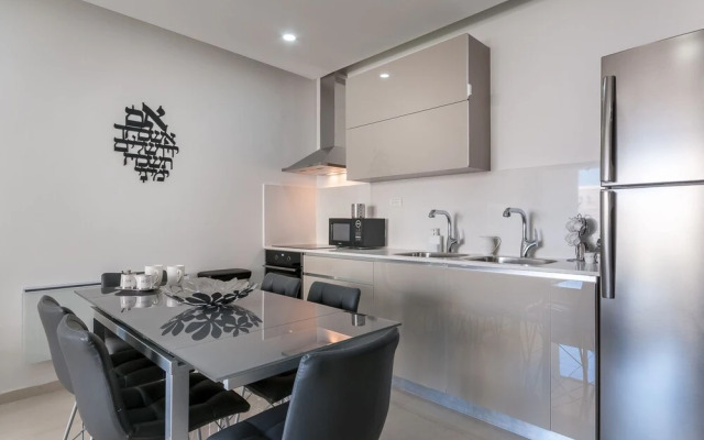 Best Location New Apt Full Amenities
