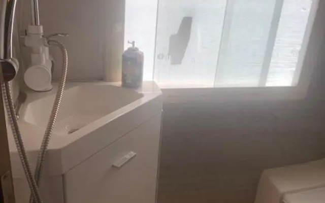 Camping car fixe dans la campagne