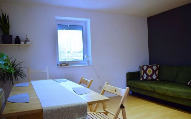 Central 1 Bedroom Apartment Near Tower Hill With Balcony