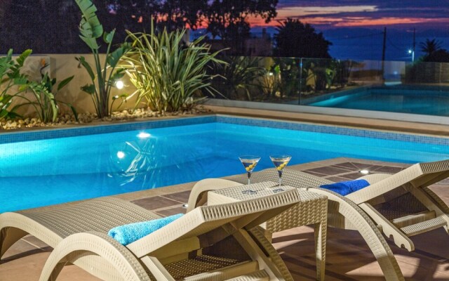 Luxurious Villa Solaris Next To The Beach
