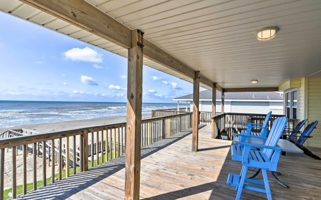 Beachfront Getaway w/ Deck & Views in Galveston