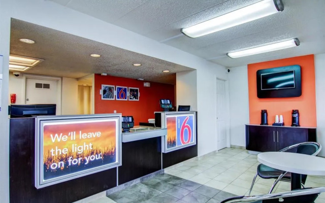 Motel 6 Florissant, MO