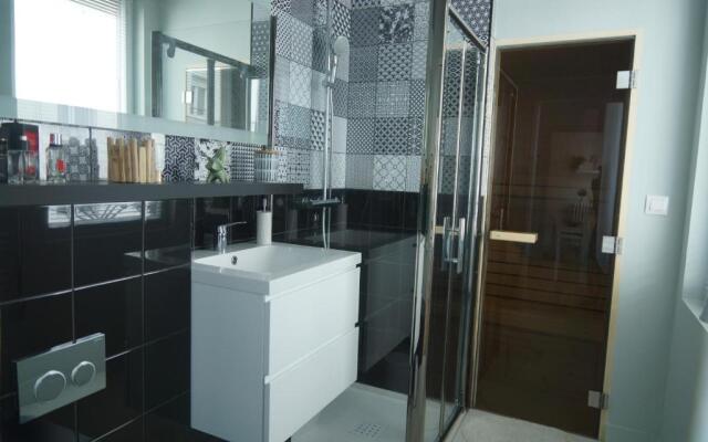 Studio privatisé avec terrasse dans maison de charme angevine