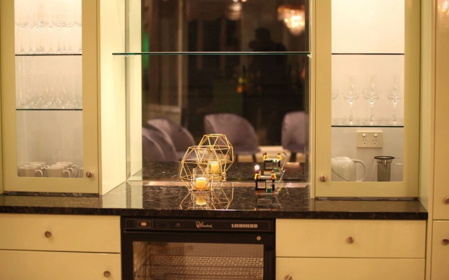 Boutique House with Endless Views