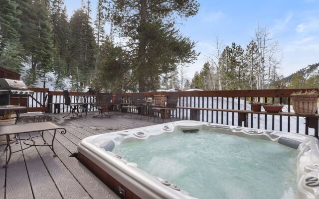 Wulf's Lodge at Olympic Valley Unwind in Hot Tub!