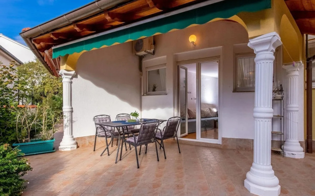 Lovely Apartment with Covered Terrace & Hot Tub