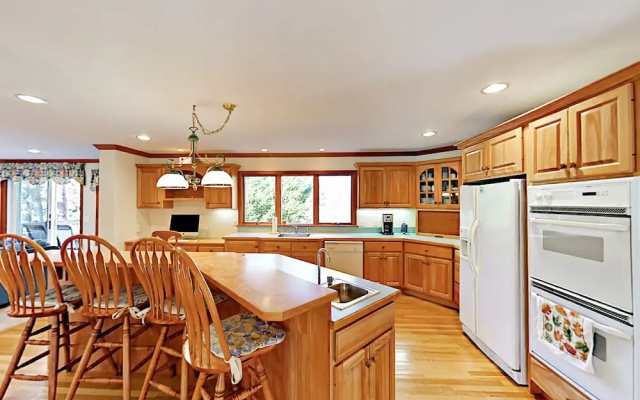 Cape Cod Bay - 4 Br Home