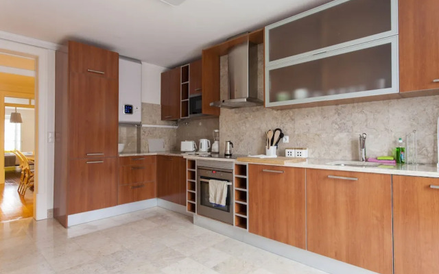 JOIVY Spacious 3BR home w/balcony in Baixa, nearby Lisbon Cathedral