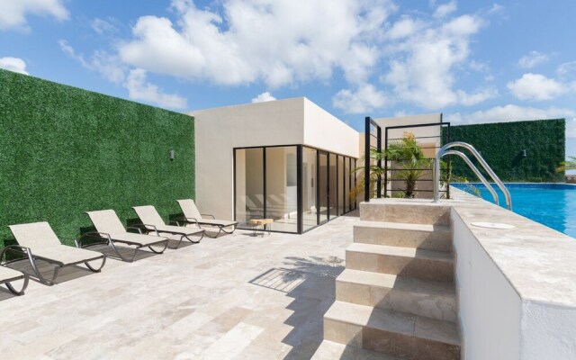 Stunning 2BR Condo Breathtaking Sky Bar Rooftop Pool Gym