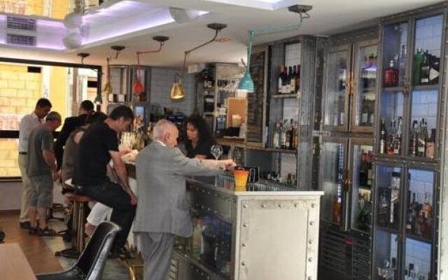 Le Petit Leon Hotel