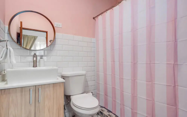 Chic Apartment Pool Parking in Central Condado
