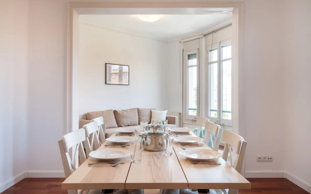 Stunning 4BR Apart in Sagrada Familia