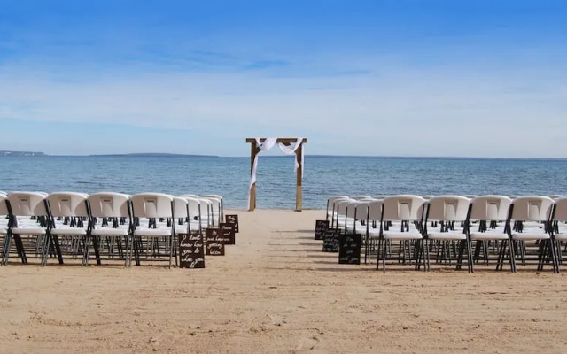 Mackinaw Beach & Bay Inn & Suites