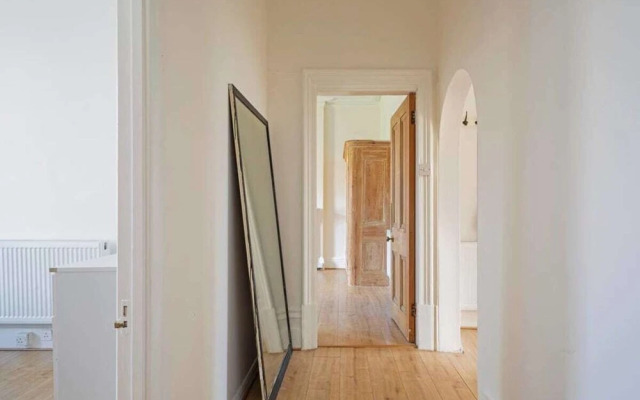 Victorian-style 3-bed Apt in S Hampstead