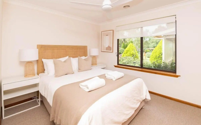Karimi House Spacious Professionally Styled Sleeps 10 – Guest Rooms – Orange