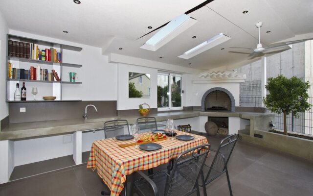 Luxury apt With Roofed Patio Near Beach & Center