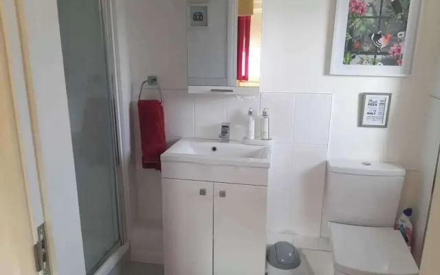 1-bed Seaside Retreat - Sleeps 2, Parking & Garden