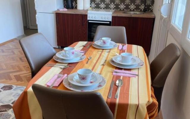 Entire 1-bedroom apartment with free parking